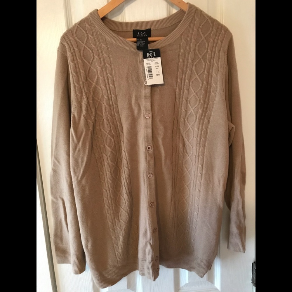 RQT Woman signature style knit crew top